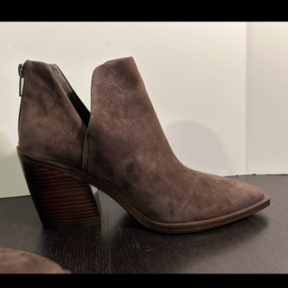 NWOB Vince Camuto Gigietta Suede Back Zip Chelsea Booties Brown Size 9.5 - Picture 3 of 14